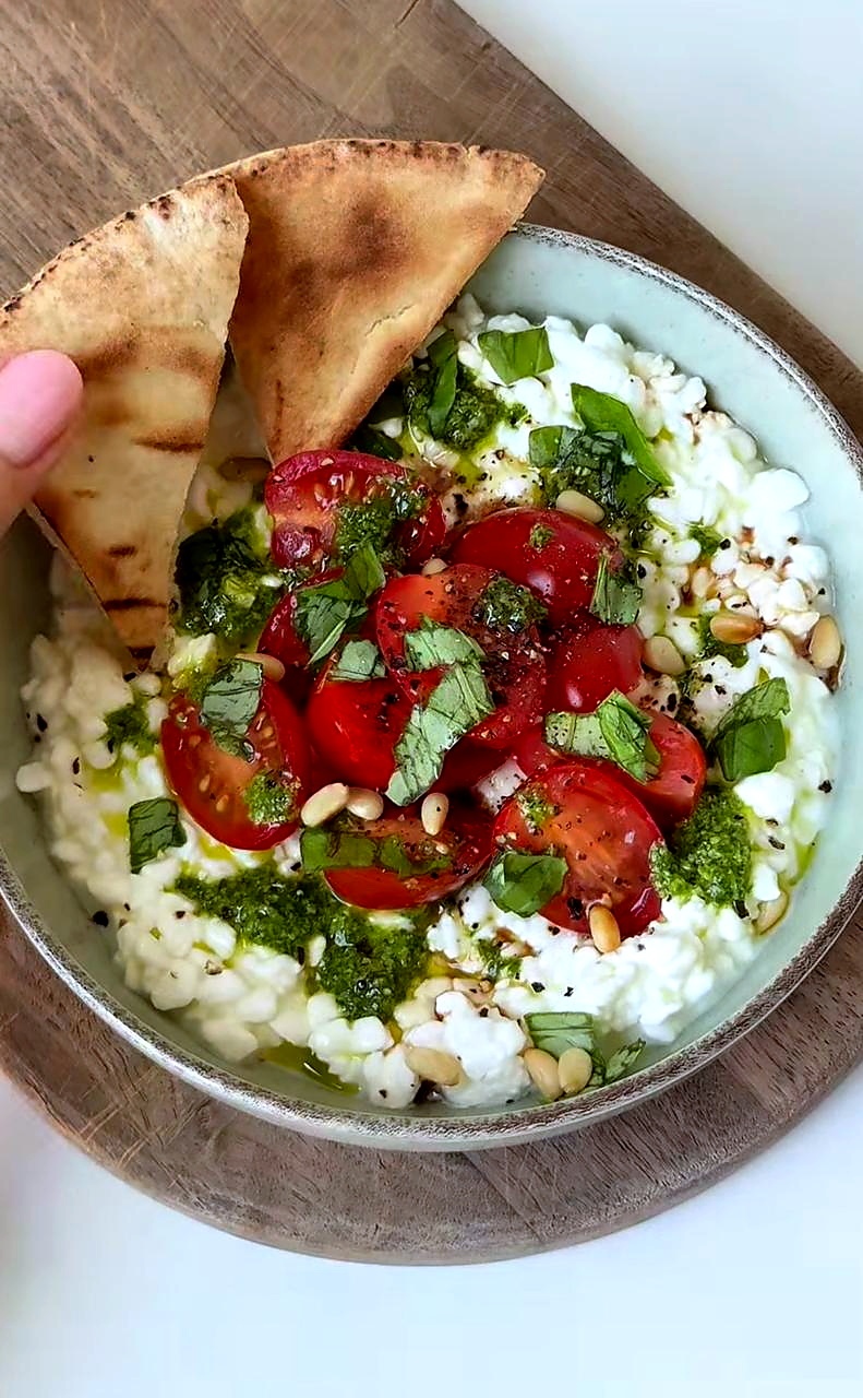 Cottage cheese chaat with tomatoes and herbs