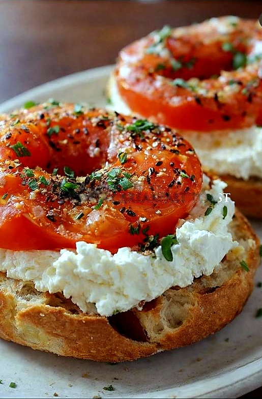 Toast topped with cottage cheese and tomato